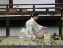 Tea_ceremony_performing_2